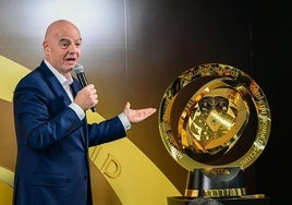 Gianni Infantino, presidente de la FIFA, junto al trofeo del Mundial de Clubes.