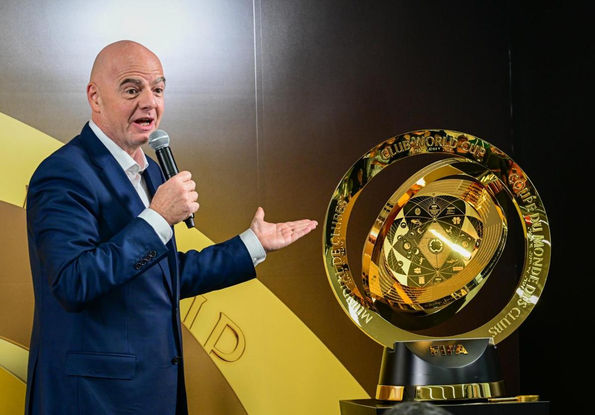 Gianni Infantino, presidente de la FIFA, junto al trofeo del Mundial de Clubes.