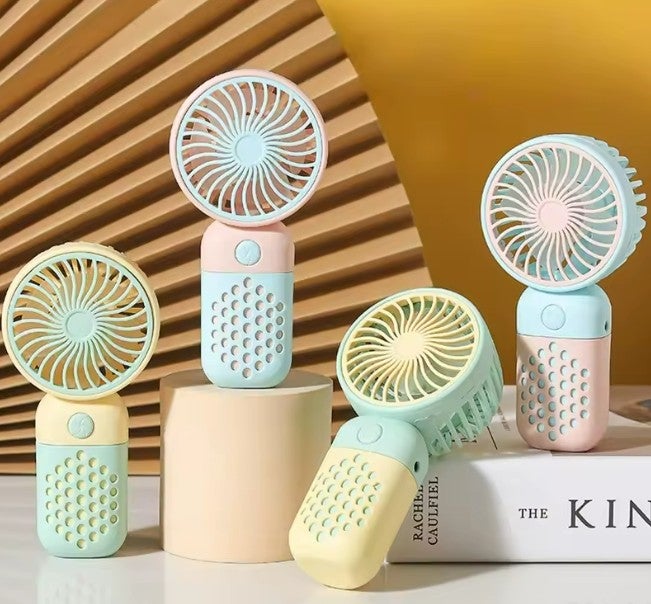 Resfréscate donde estés con estos prácticos ventiladores de mano portátiles que cuestan menos de 20€