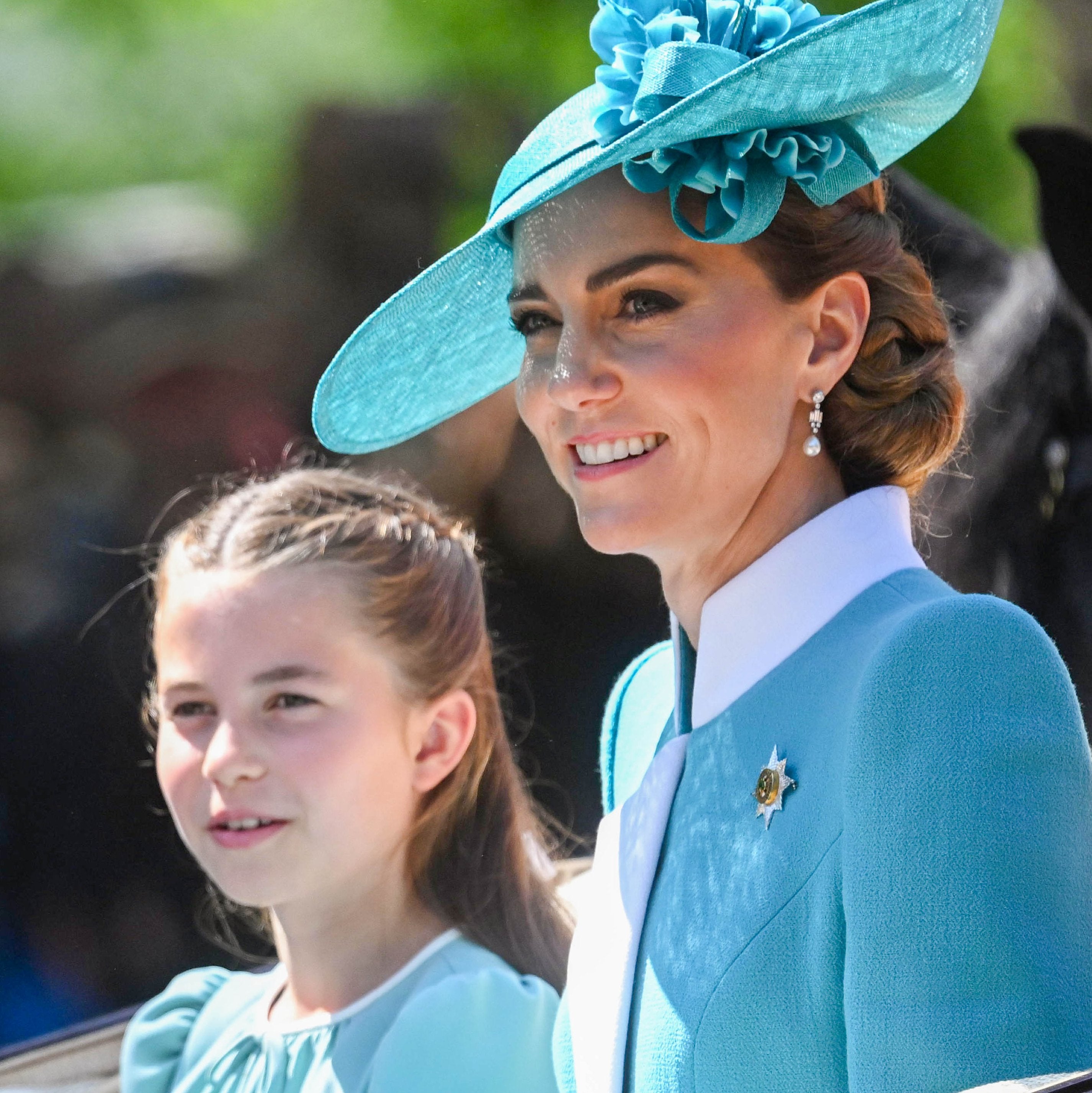 Kate Middleton acierta con el vestido azul más elegante y tocado a juego en el desfile del Trooping the Colour