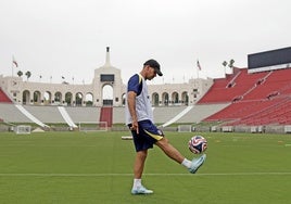 Diego Pablo Simeone controla el balón durante un entrenamiento del Atlético en el estadio Memorial Coliseum en Los Ángeles.