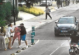 La imagen muestra la agresividad de algunos ladrones para hacerse con las piezas.
