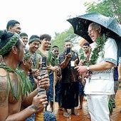 El monarca charla con aldeanos locales durante su visita a la Aldea Cultural de Apia en octubre de 2024.