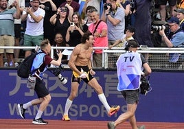 Armand Duplantis celebra el salto que le dio un nuevo récord del mundo.