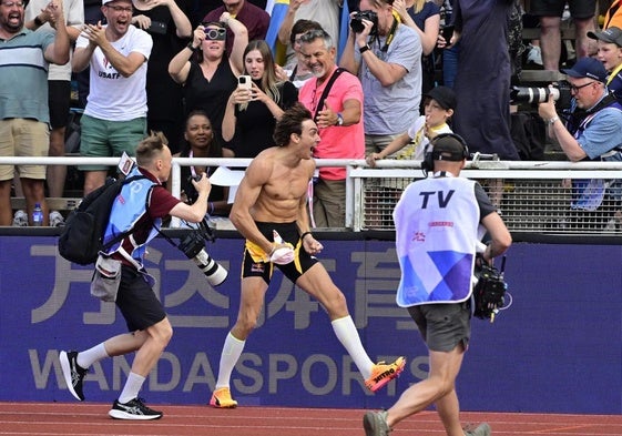 Armand Duplantis celebra el salto que le dio un nuevo récord del mundo.