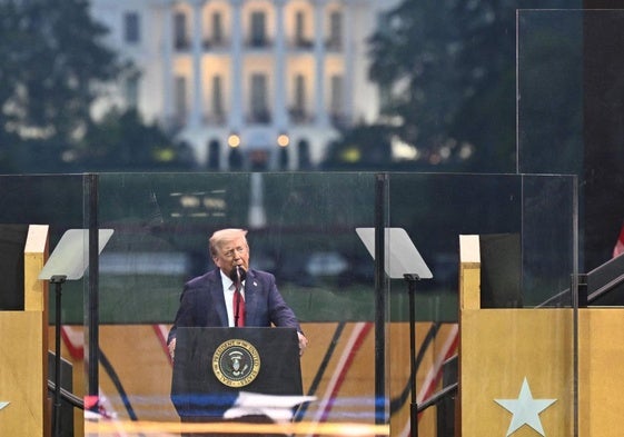 Donald Trump durante el desfile por el 250 aniversario de la fundación del Ejército estadounidense.