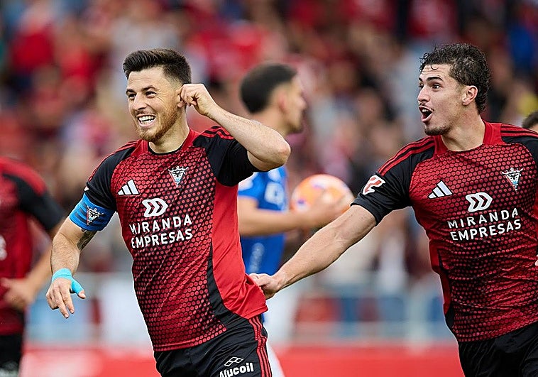 Alberto Reina en la celebración del primer gol del Mirandés