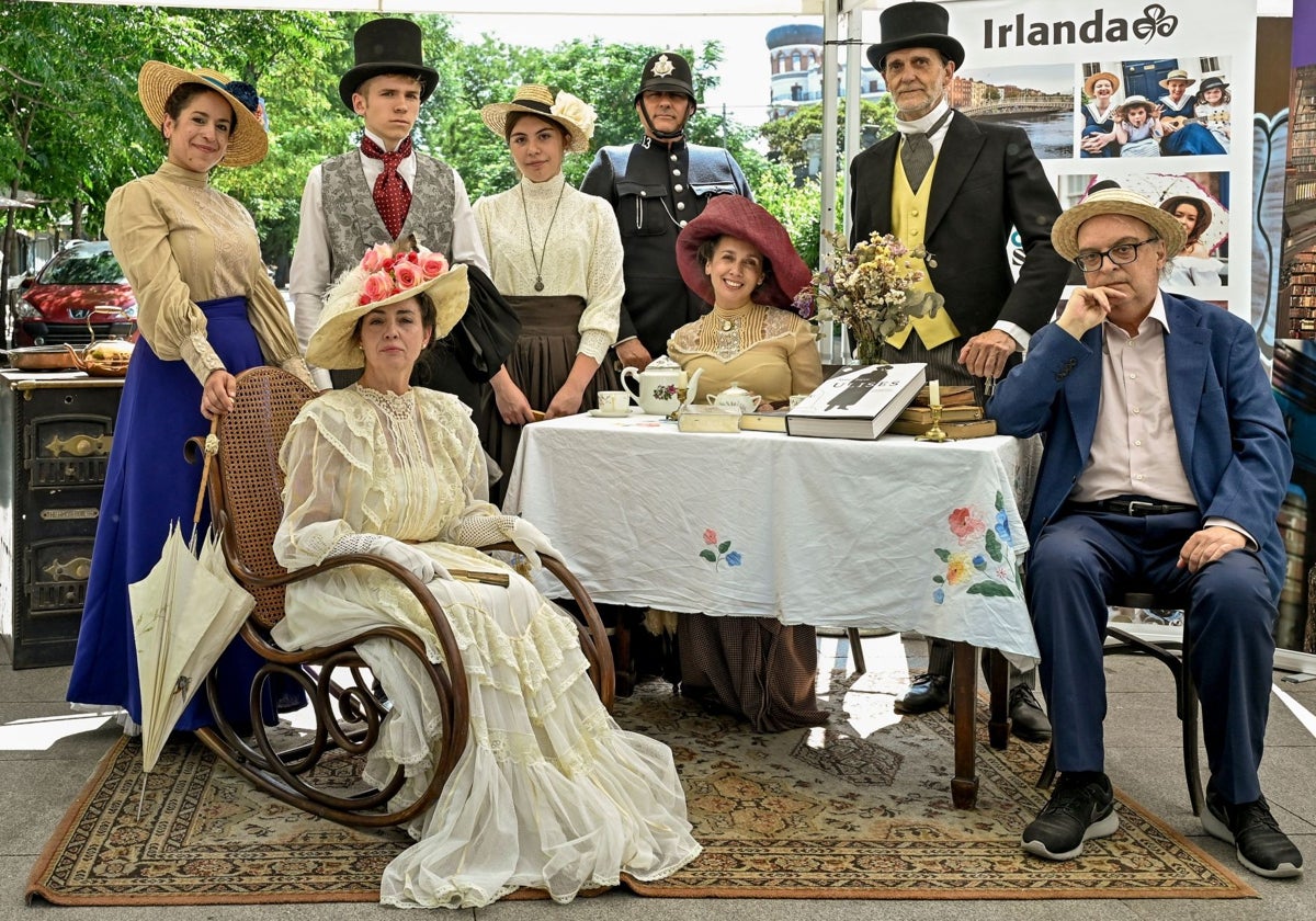 Enrique Vila-Matas (derecha), padrino del Bloomsday español junto a los personajes eduardianos que recrean a los del 'Ulises'.