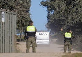 Un vehículo de los servicios funerarios sale de la base de Cerro Muriano.