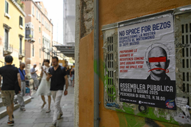 Un cartel que dice «No hay espacio para Bezos» y llama a la protesta.