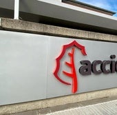 Logotipo de Acciona en la entrada de su sede en Madrid