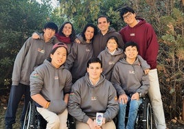 La familia Gómez-Samblas (los Matunda), con la foto del pequeño Borja, que falleció con seis años en 2017.