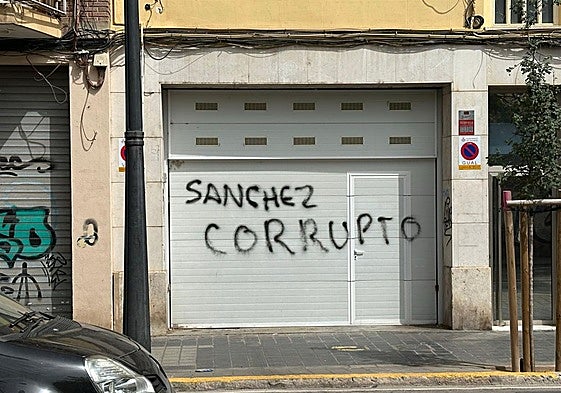 Imagen de la pintada en el bajo de la casa de Ábalos en Valencia
