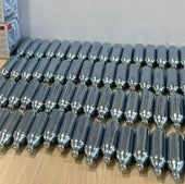 Imagen de las botellas de óxido nitroso intervenidas durante la actuación policial.