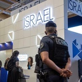Gendarmes frente al stand del Ministerio de Defensa de Israel.