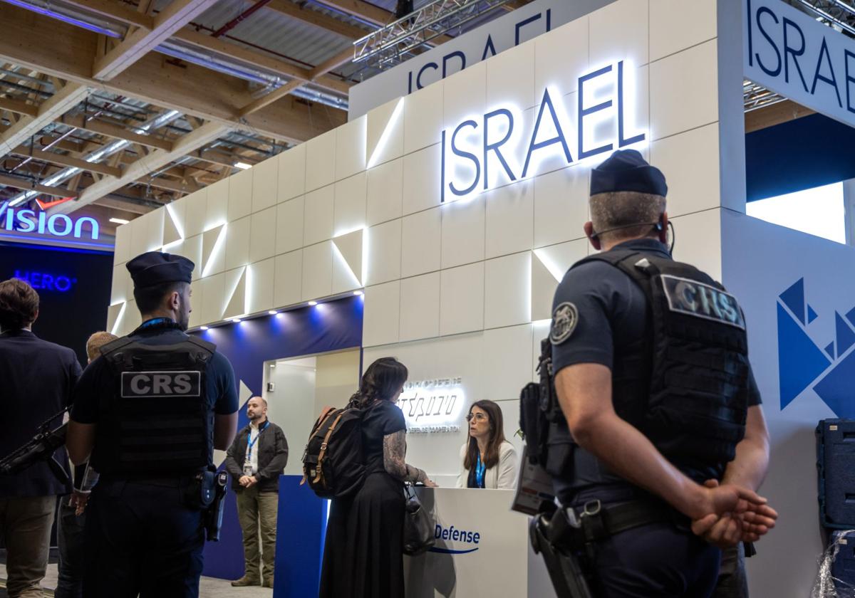 Gendarmes frente al stand del Ministerio de Defensa de Israel.