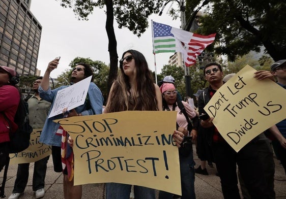 Manifestantes protestan contra la política migratoria de Donald Trump.