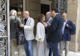 El director del MNAC, Pepe Serra, hablando con la consellera de cultura, Sònia Hernández (i) en las puertas del museo