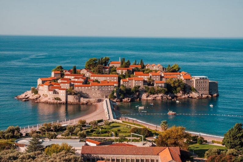 Así es la isla medieval fortificada llena de playas espectaculares que podría desaparecer bajo el agua