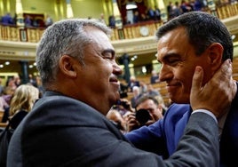 Santos Cerdán y Pedro Sánchez, presidente del Gobierno, tras lograr la investidura en 2023