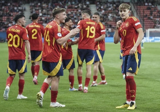Jesús Rodríguez celebra su gol a Italia junto a sus compañeros.