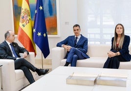 El secretario general de Junts, Jordi Turull; el presidente del Gobierno, Pedro Sánchez, y la portavoz del Grupo Parlamentario Junts, Miriam Nogueras.