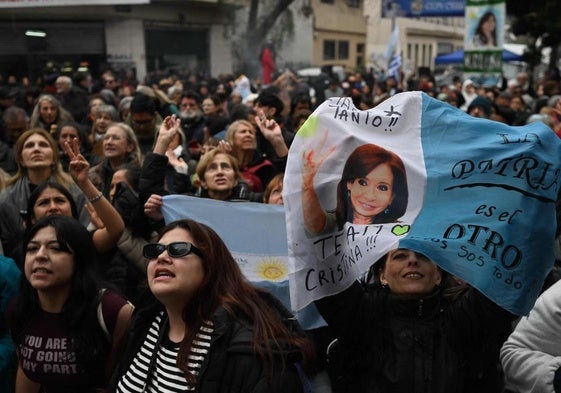 Partidarios de la expresidenta argentina Cristina Fernández de Kirchner se congregan frente a su residencia en Buenos Aires.