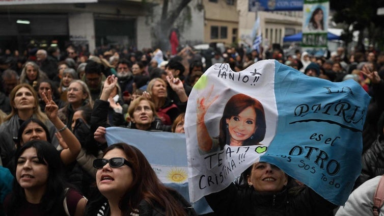 Partidarios de la expresidenta argentina Cristina Fernández de Kirchner se congregan frente a su residencia en Buenos Aires.