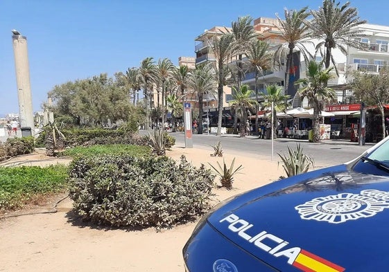 Un coche de la Policía Nacional, en labores de vigilancia en Palma.