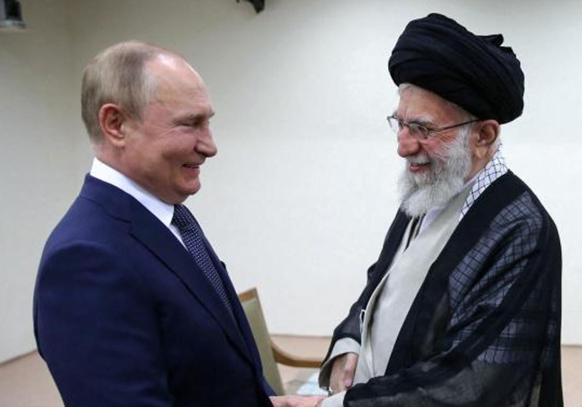 El jefe del Kremlin, Vladímir Putin, y el líder supremo iraní, Alí Jamenei, en un encuentro en Teherán.