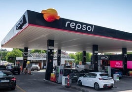 Una estación de servicio de Repsol en Madrid con el nuevo logo de la marca.