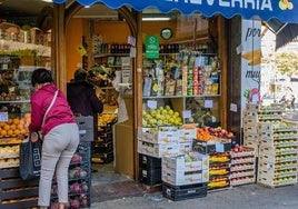 Una frutería en un barrio.