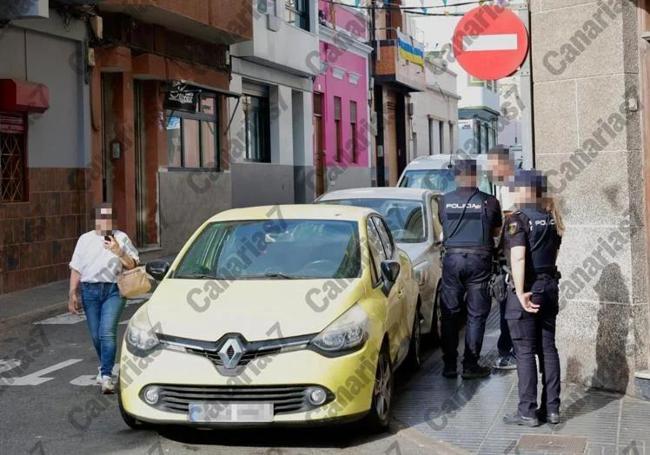 Agentes de la Policía Nacional en la calle donde vive el detenido, que es la casa rosa del fondo.