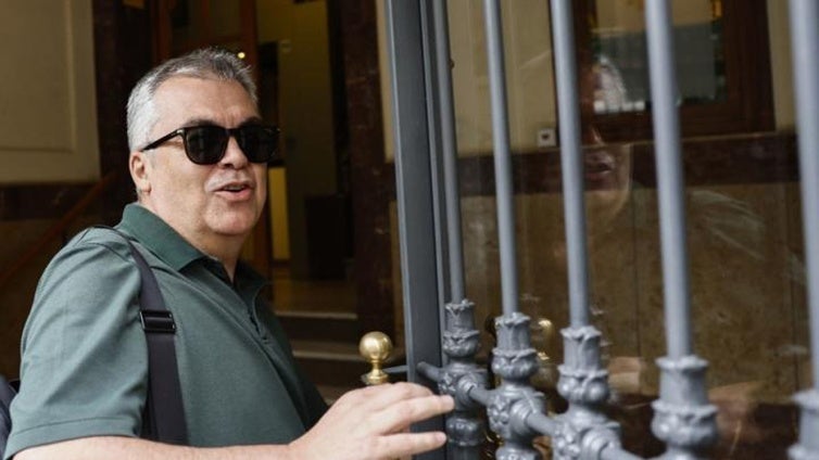Santos Cerdán accede a su domicilio el pasado martes