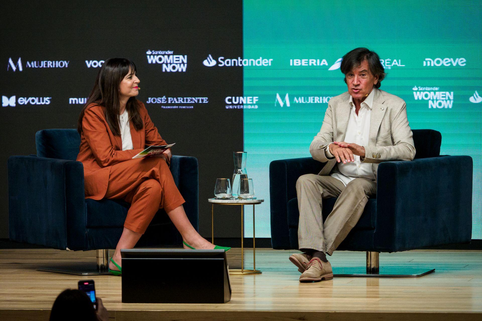 Carlos López-Otin, catedrático en el área de Bioquímica y Biología molecular, junto a la periodista y podcaster, Cristina Mitre.