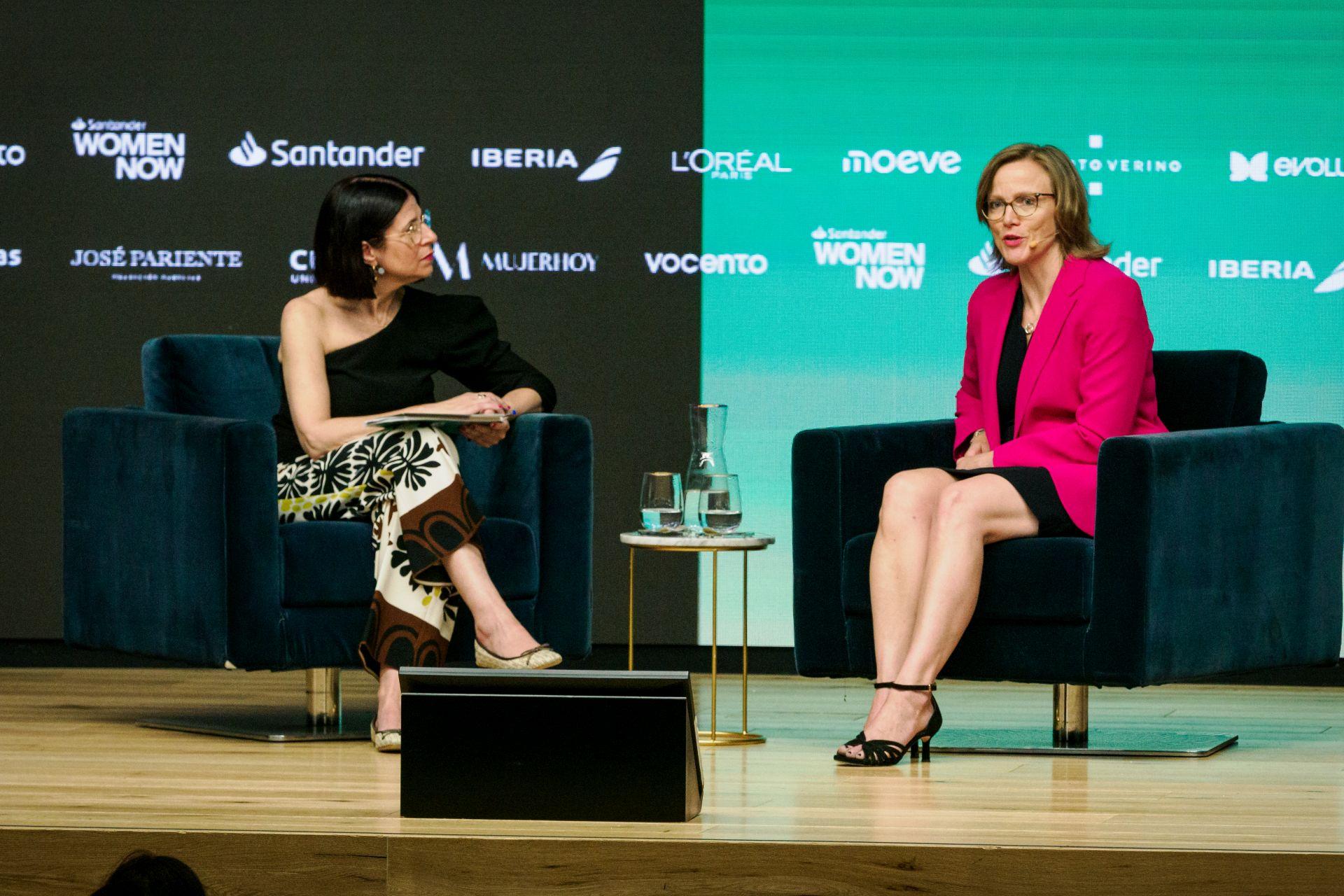Sari Rautio, embajadora de Finlandia en España, junto a Lourdes Pérez, subdirectora de Colpisa.
