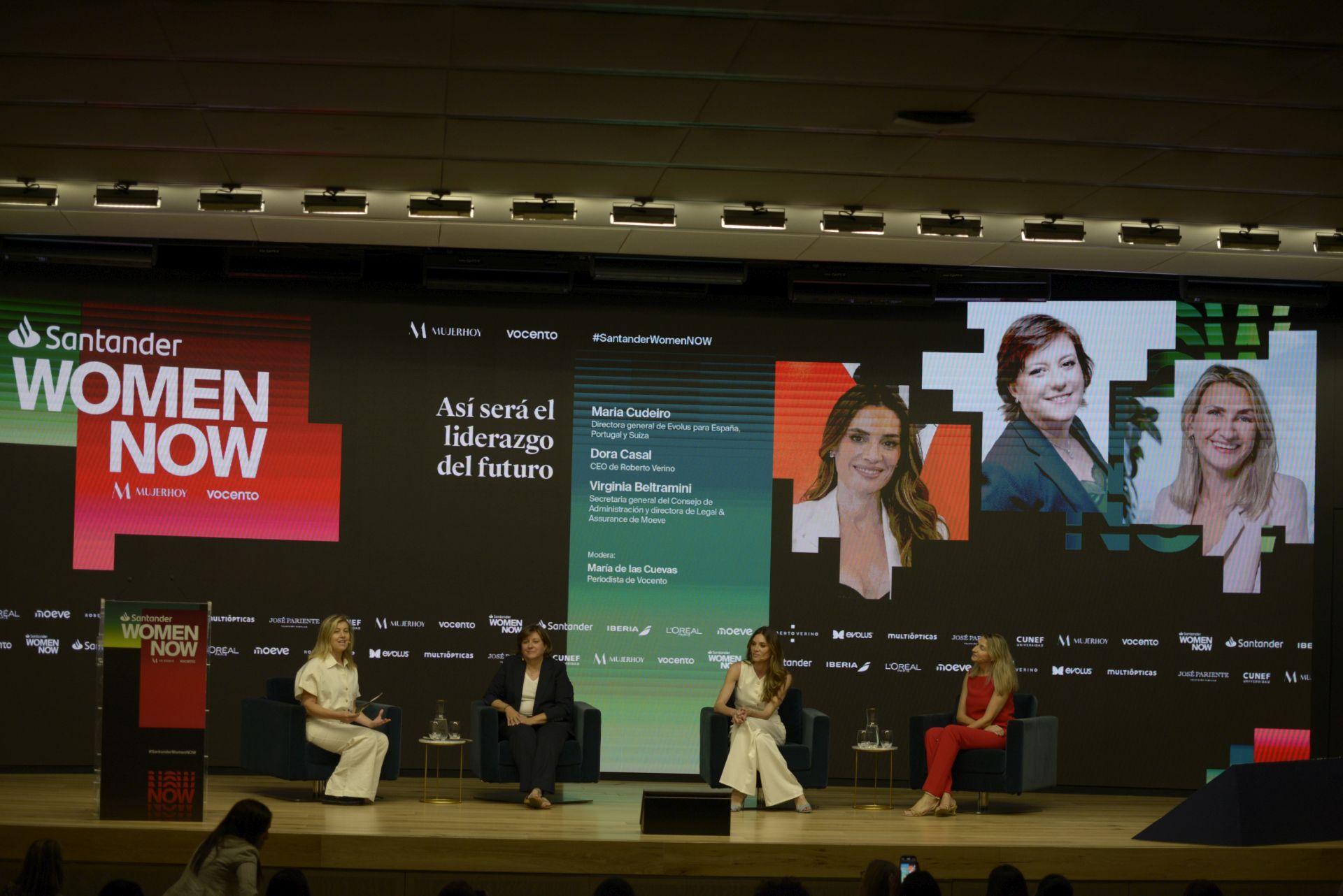 María Cudeiro, directora general de Evolus para España, Portugal y Suiza; Dora Casal, CEO de Roberto Verino, y Virginia Beltramini, secretaria general del Consejo de Administración y directora de Legal Assurance de Moeve, junto a María de las Cuevas, periodista de Vocento.