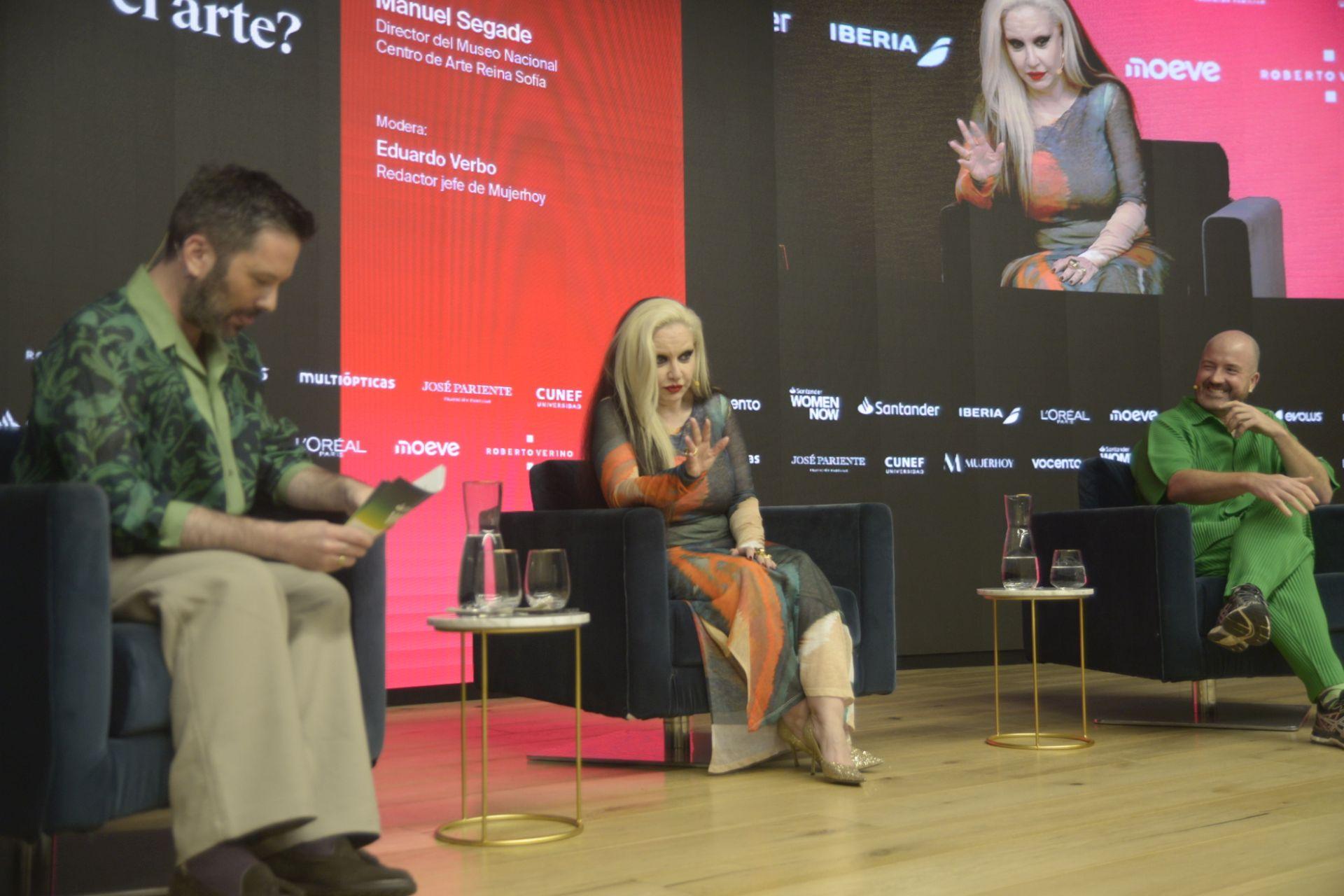 La artista Alaska, junto a Manuel Segade, director del Museo Nacional Centro de Arte Reina Sofía y Eduardo Verbo, redactor jefe de MujerHoy.
