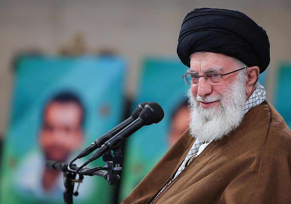 イランの最高指導者は、イスラエルとの紛争における彼の意味は彼を「取り返しのつかない損害」に引き起こすと米国に警告している。