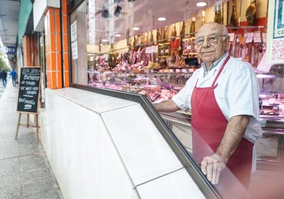 Un autónomo, al frente de una carnicería.