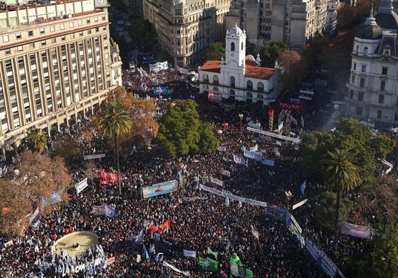 Partidarios de la expresidenta argentina Cristina Fernández de Kirchner se manifiestan en la Plaza de Mayo contra la condena.