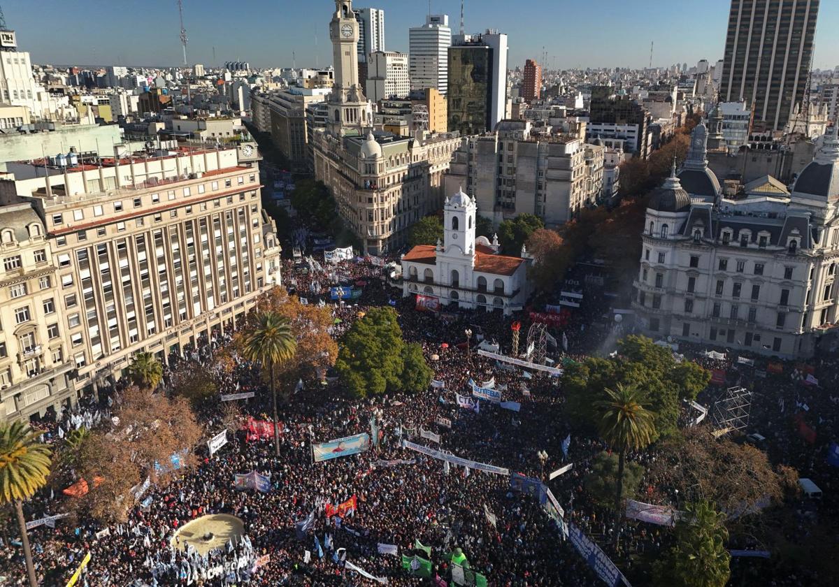 Partidarios de la expresidenta argentina Cristina Fernández de Kirchner se manifiestan en la Plaza de Mayo contra la condena.