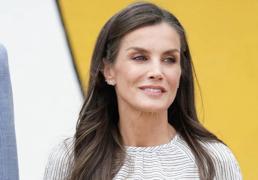 La reina Letizia rescata su blusa romántica favorita en su visita a Burela: su look todoterreno con los zapatos más cómodos