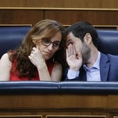 Mónica García y Pablo Bustinduy hablan durante la sesión control al Gobierno.