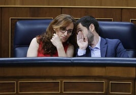 Mónica García y Pablo Bustinduy hablan durante la sesión control al Gobierno.