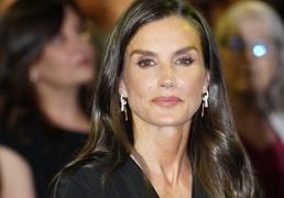 La reina Letizia transforma un mono negro básico con los pendientes made in Spain más elegantes y originales