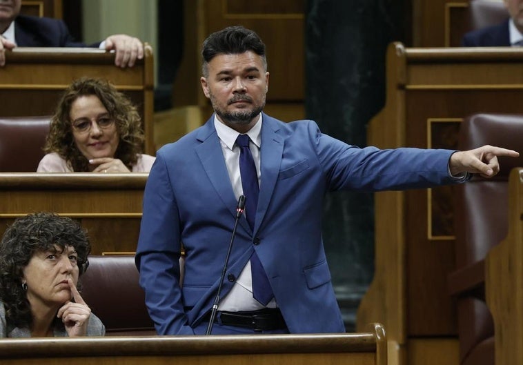 El portavoz de Esquerra, Gabriel Rufián, señala a la bancada del PP durante su pregutna a Sánchez.