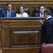 Santiago Abascal señala a Pedro Sánchez al abandonar el pleno.