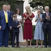 Donald Trump junto a su consuegro, Charles Kushner, y demás miembros de la familia presidencial, en la Casa Blanca.