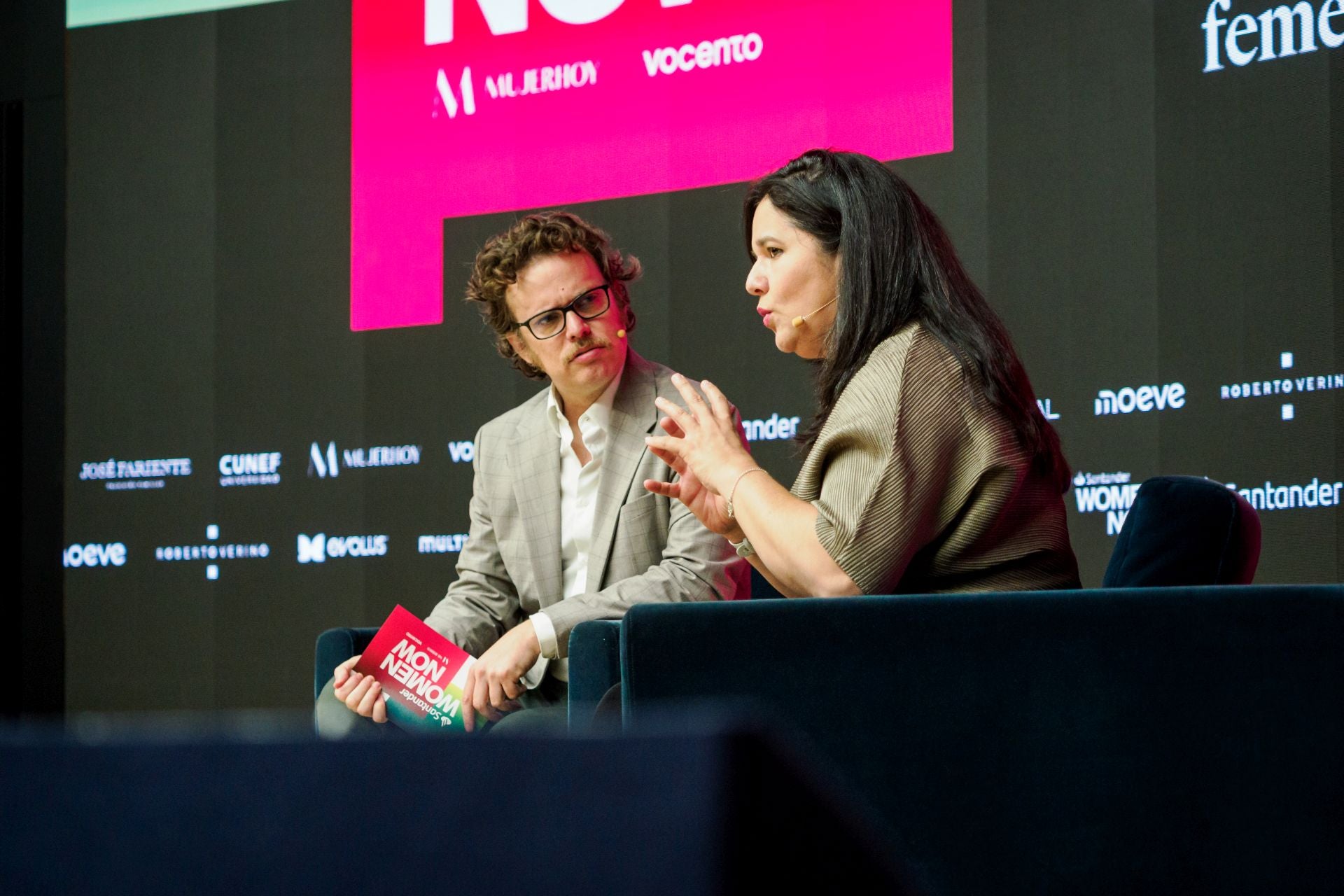 Beatriz Guillén, directora de clientes de Iberia, y el periodista Manu Piñón